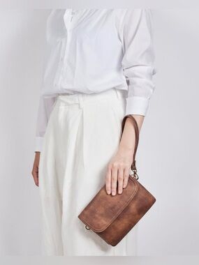 Choliss Leather Wristlet Crossbody Bag in Brown